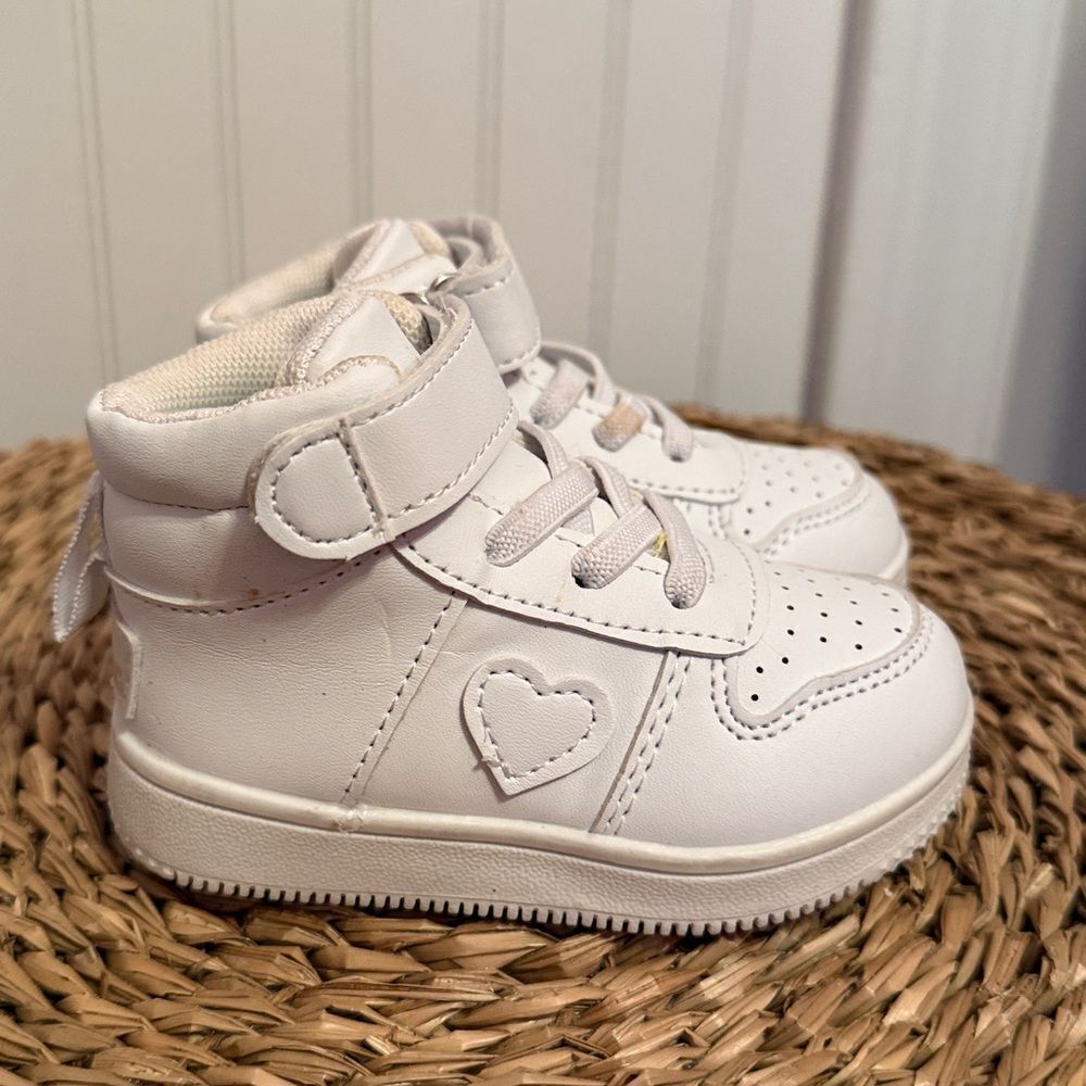 🌻Gerber White Kids Sneakers with Heart Accent - 4